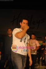 Aamir Khan at Pantaloons 3 Idiots fashion show in Phoneix Mill on 4th Dec 2009 (9).JPG